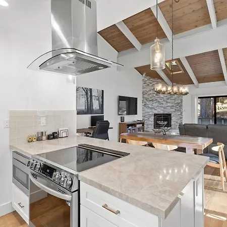 Fun & Air Conditioned Lake Tahoe 3 Br/2.5 Ba Home